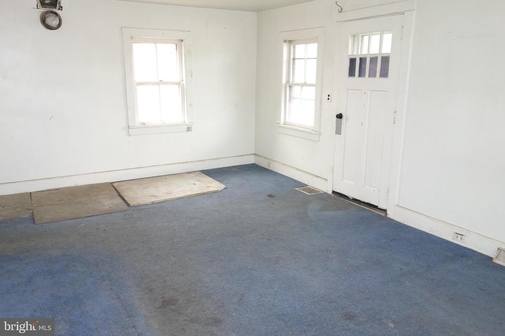 260 Laurel Rd
