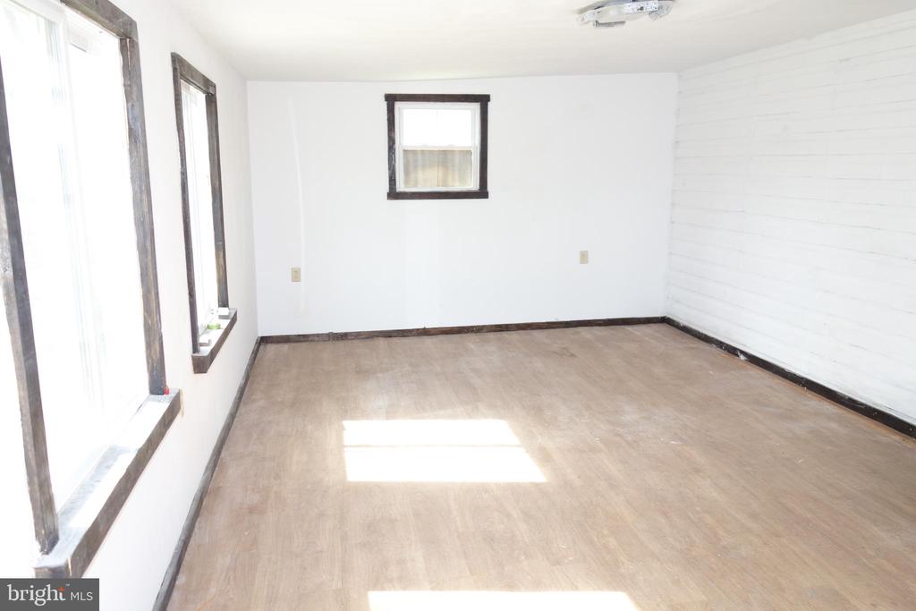 260 Laurel Rd