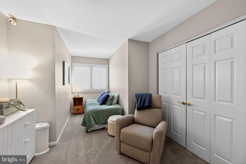 24 W JONATHAN COURT 24