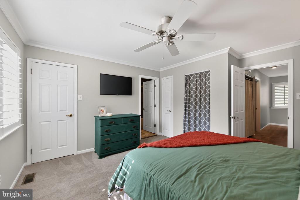 24 W JONATHAN COURT 24