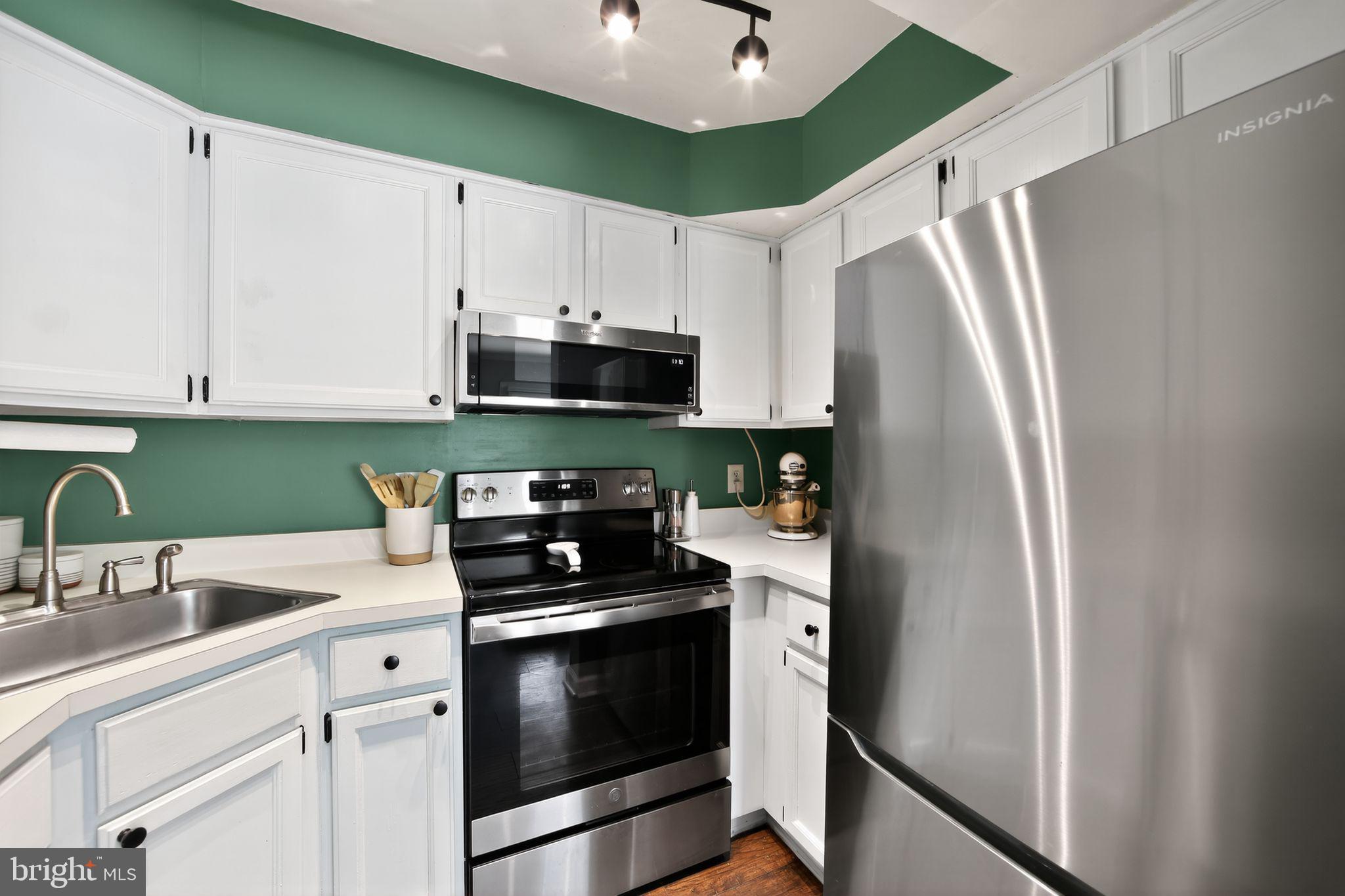 24 W JONATHAN COURT 24