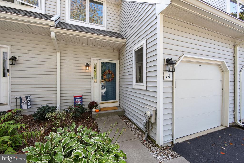 24 W JONATHAN COURT 24
