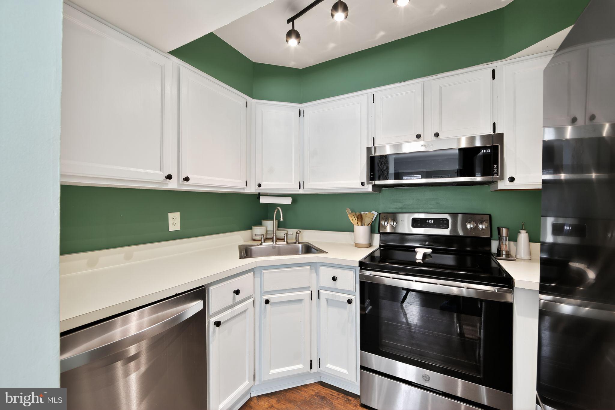 24 W JONATHAN COURT 24