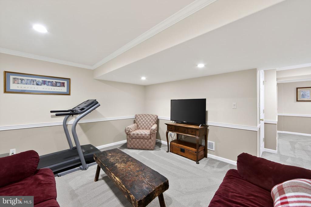 24 W JONATHAN COURT 24