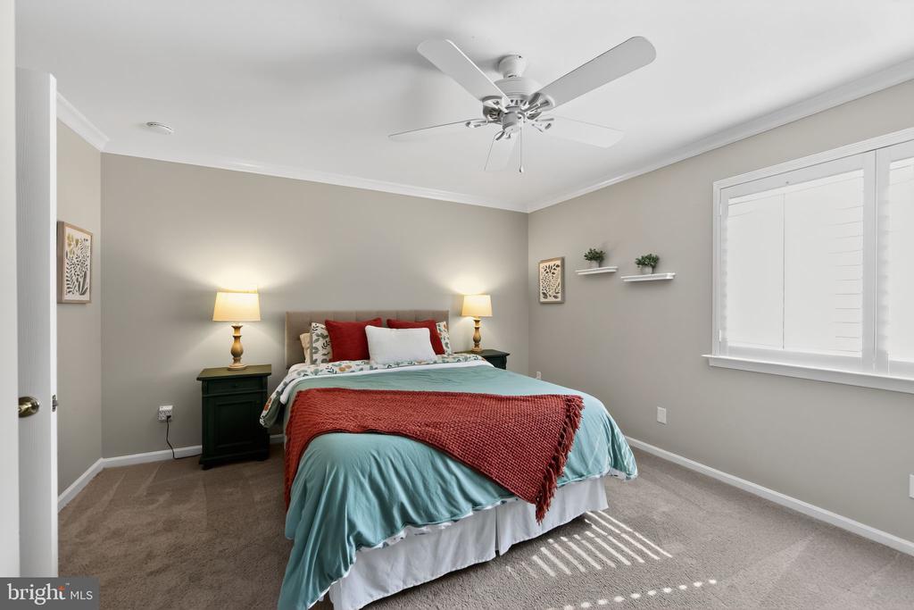 24 W JONATHAN COURT 24
