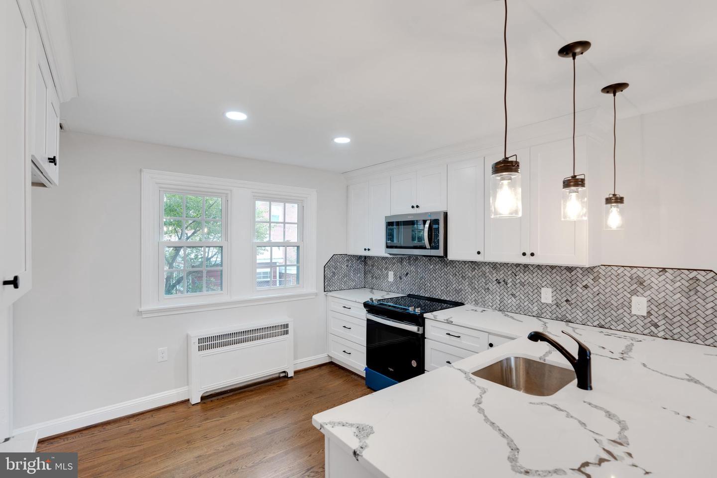 141 W Plumstead Ave