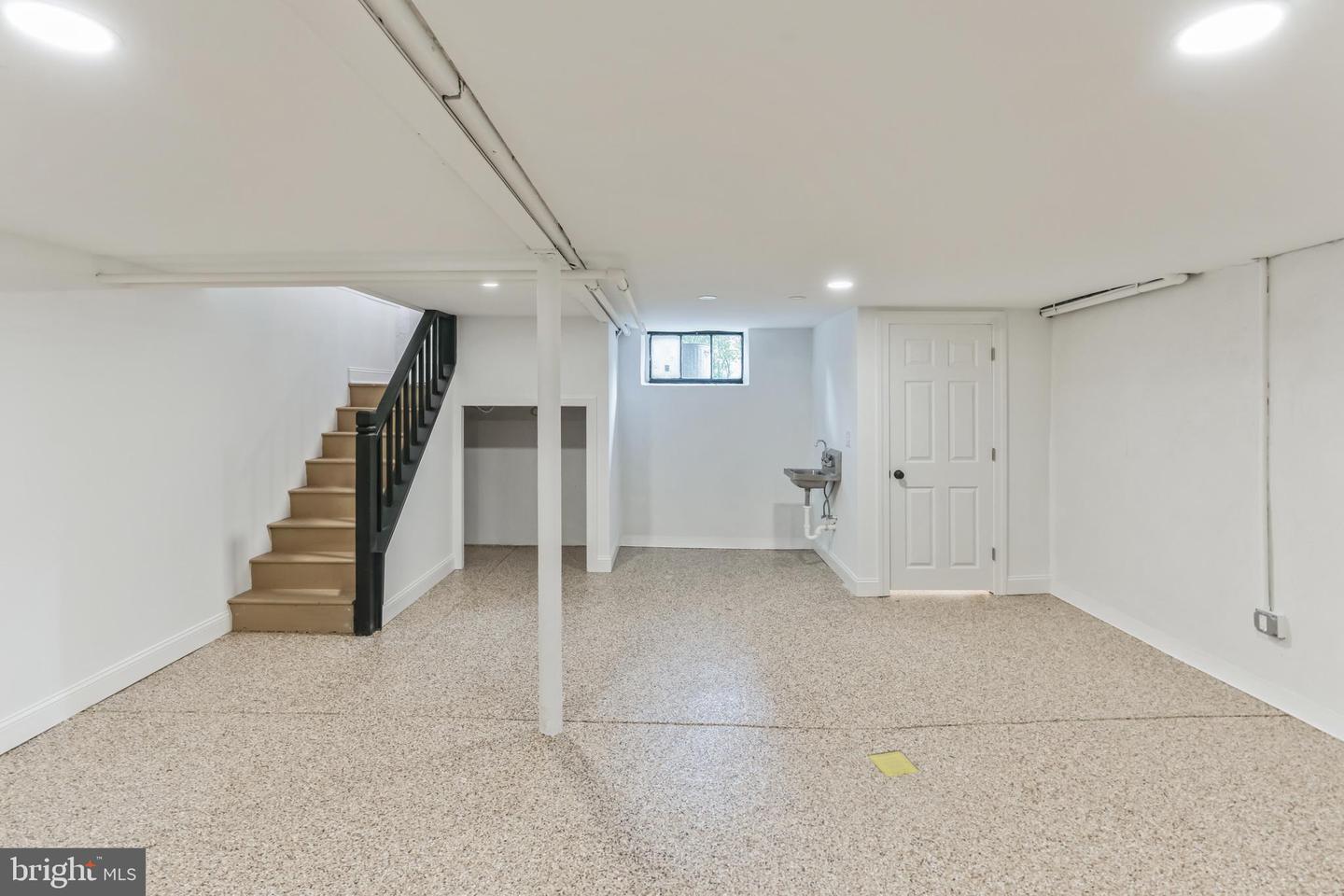 141 W Plumstead Ave