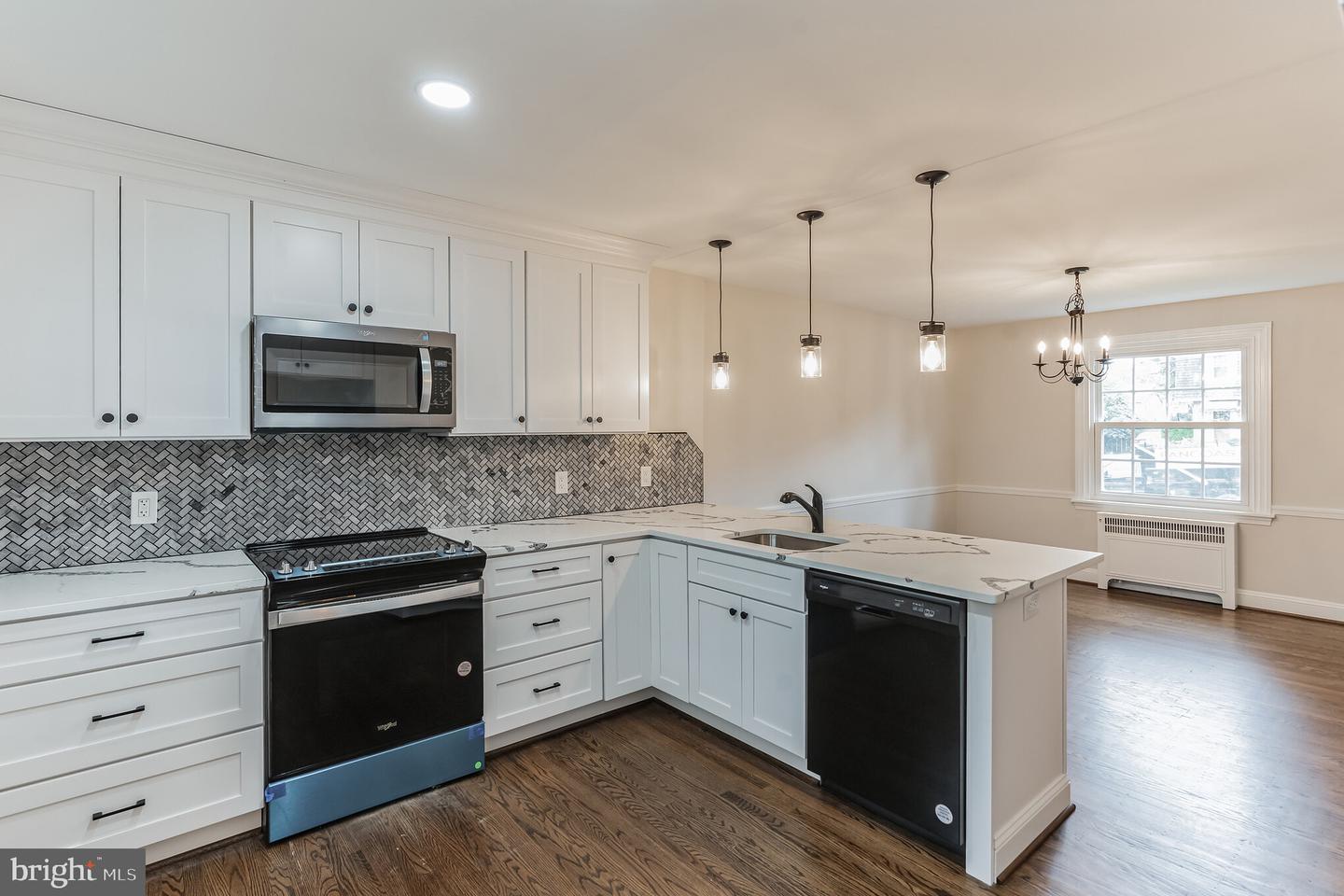141 W Plumstead Ave