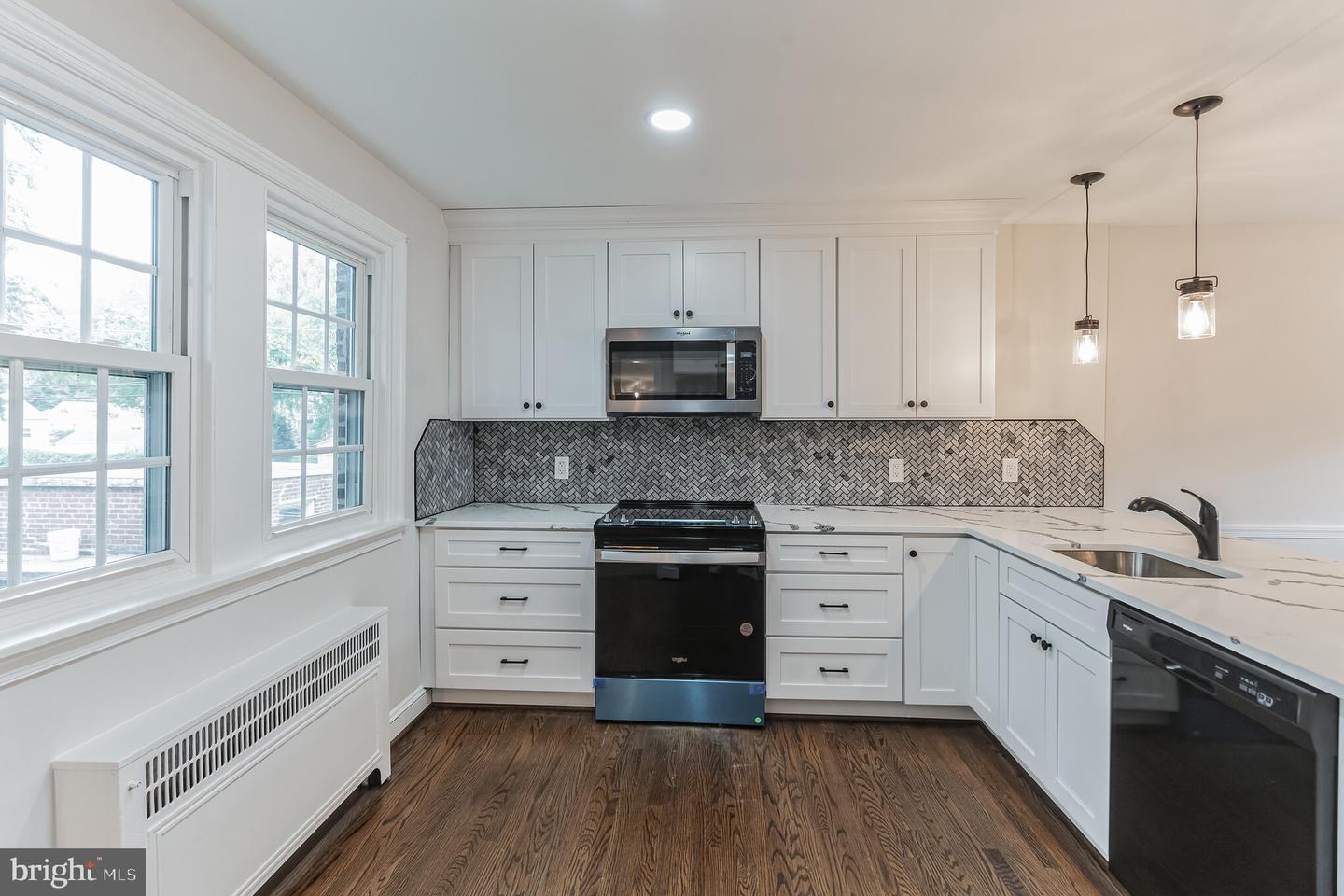 141 W Plumstead Ave