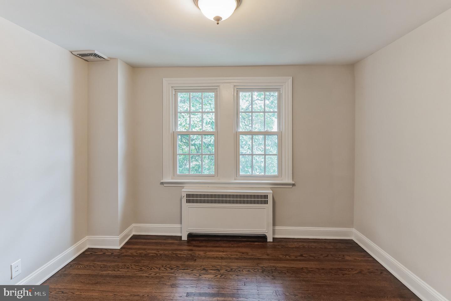 141 W Plumstead Ave