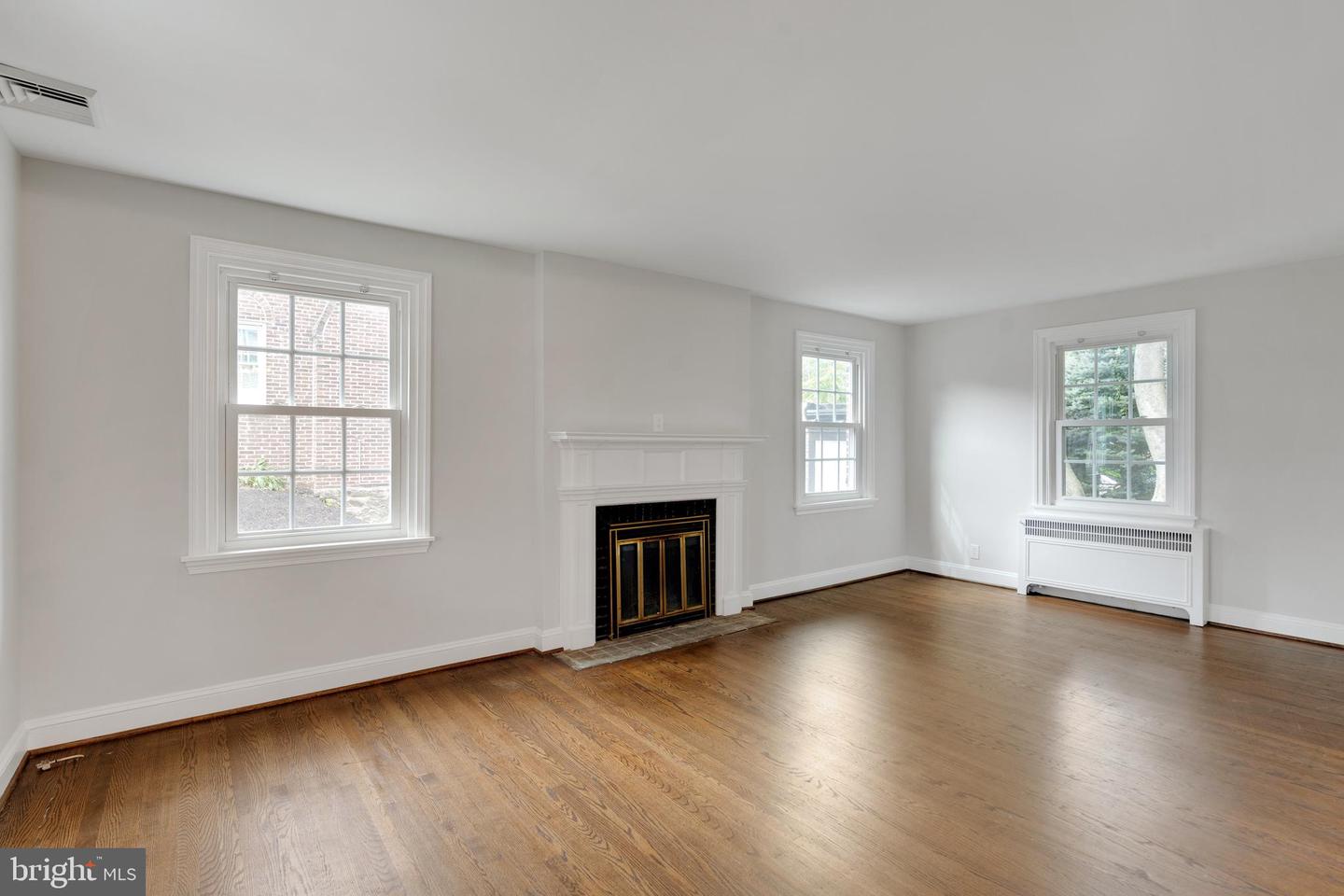 141 W Plumstead Ave