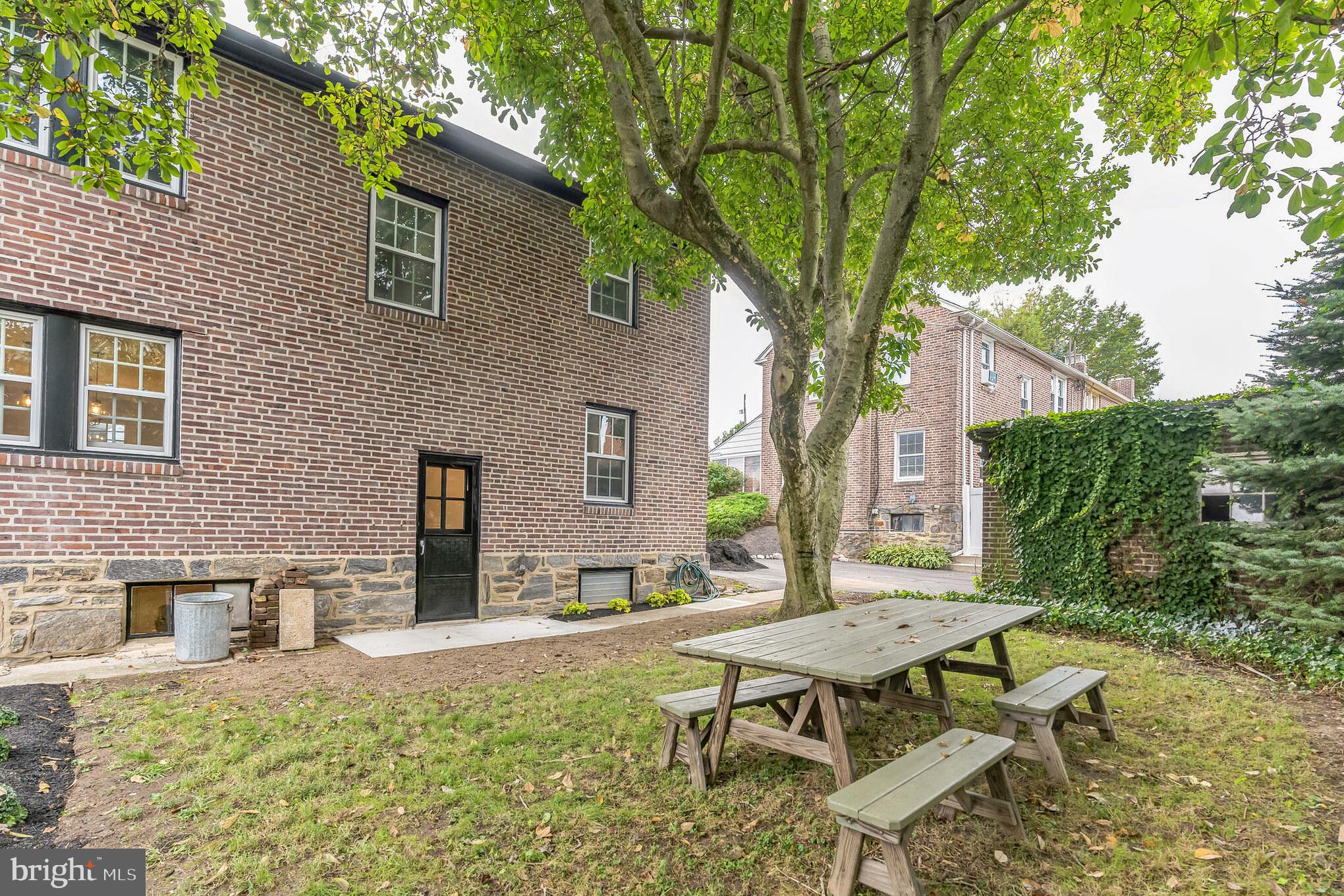 141 W Plumstead Ave