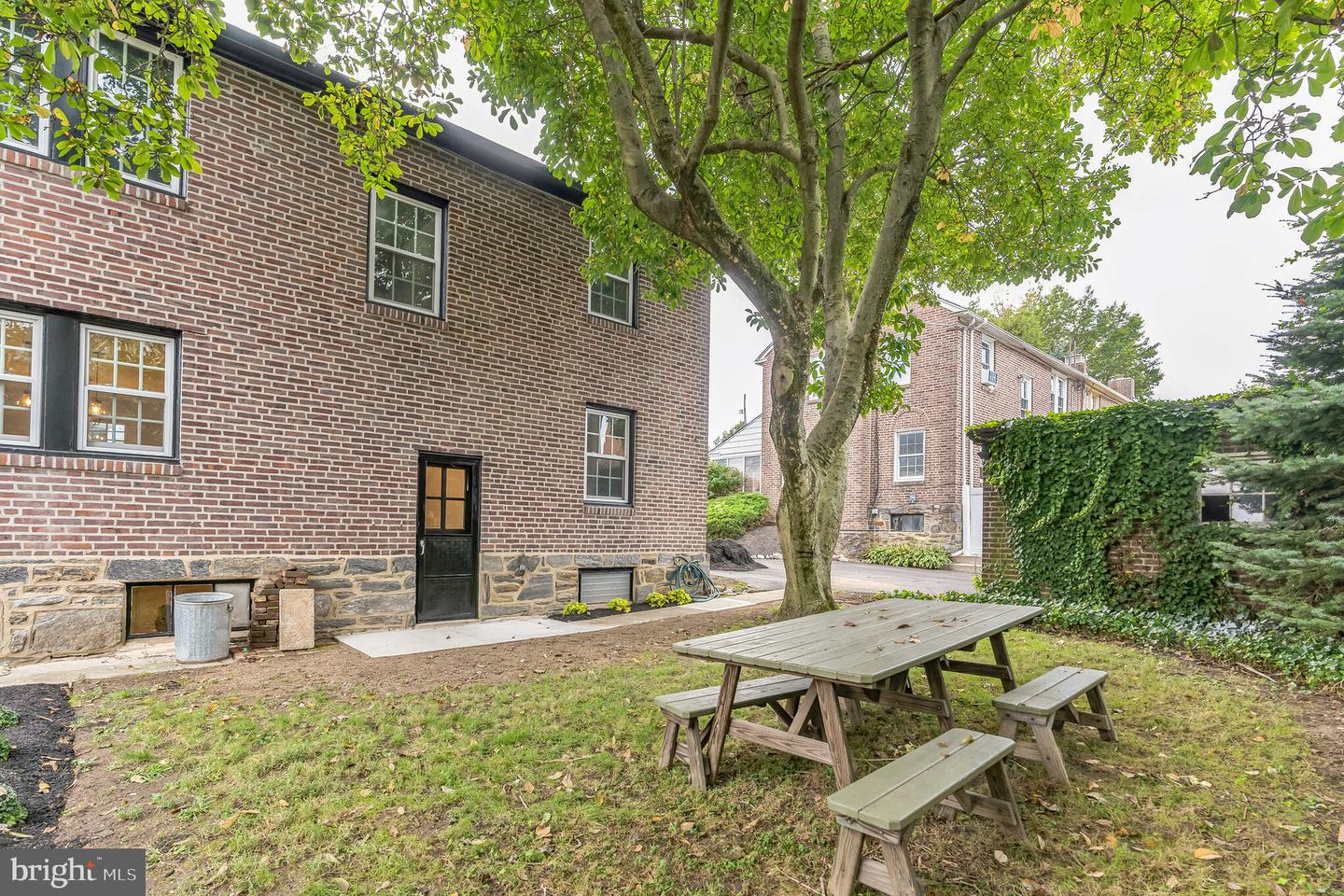 141 W Plumstead Ave