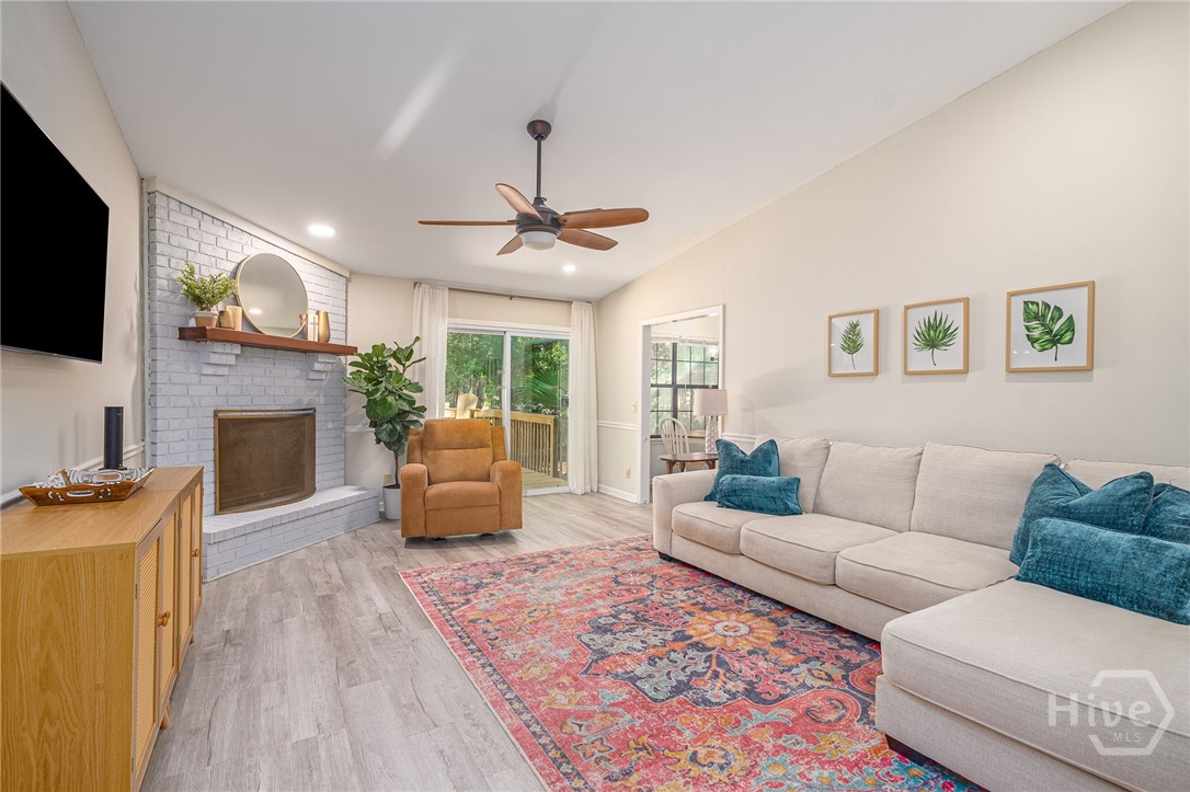 2 E Deerwood Road