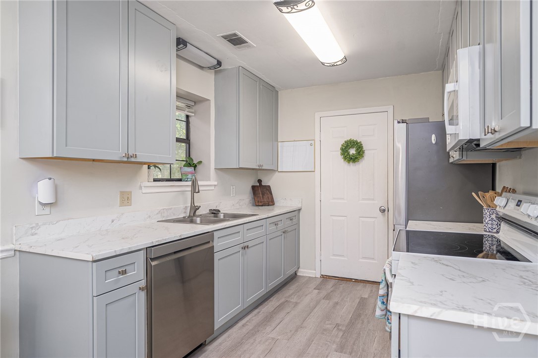 2 E Deerwood Road