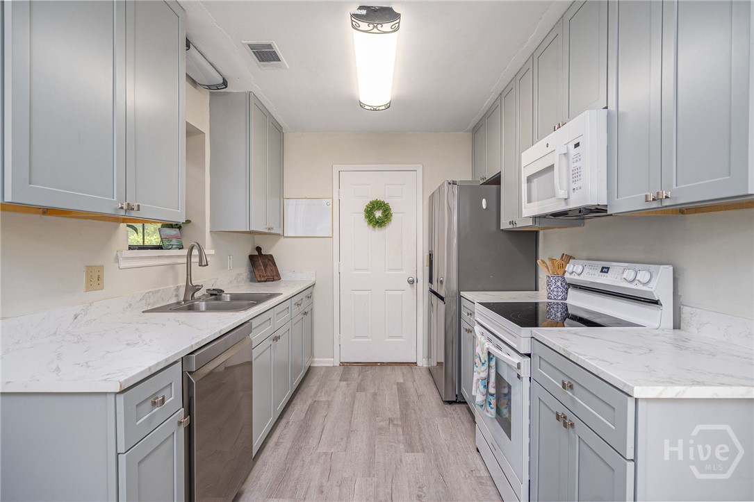 2 E Deerwood Road