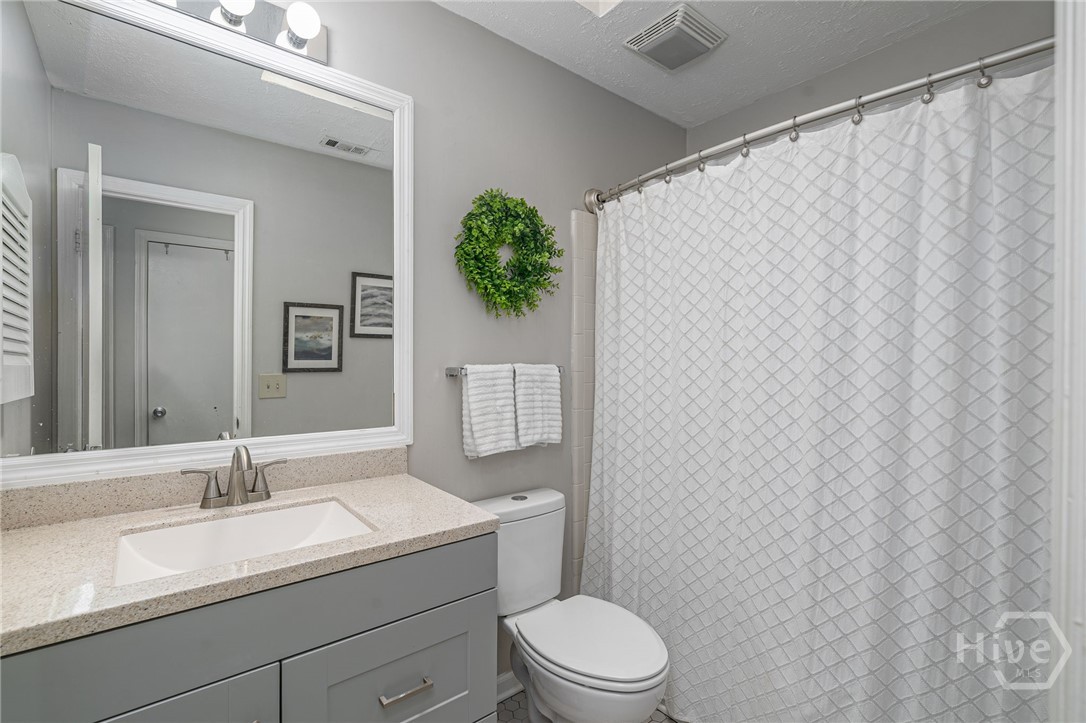 2 E Deerwood Road