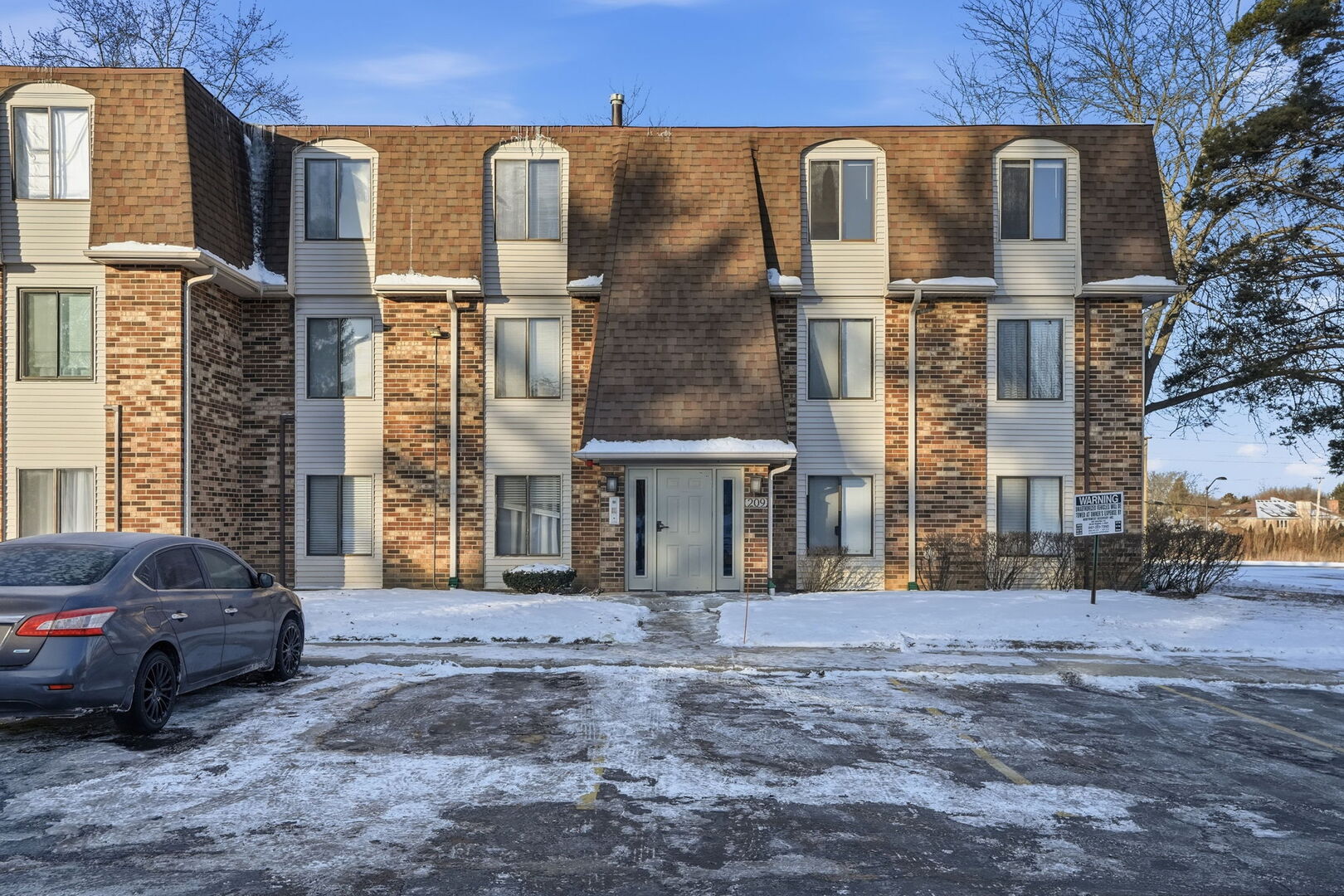 209 W Court of Shorewood Unit: 3A