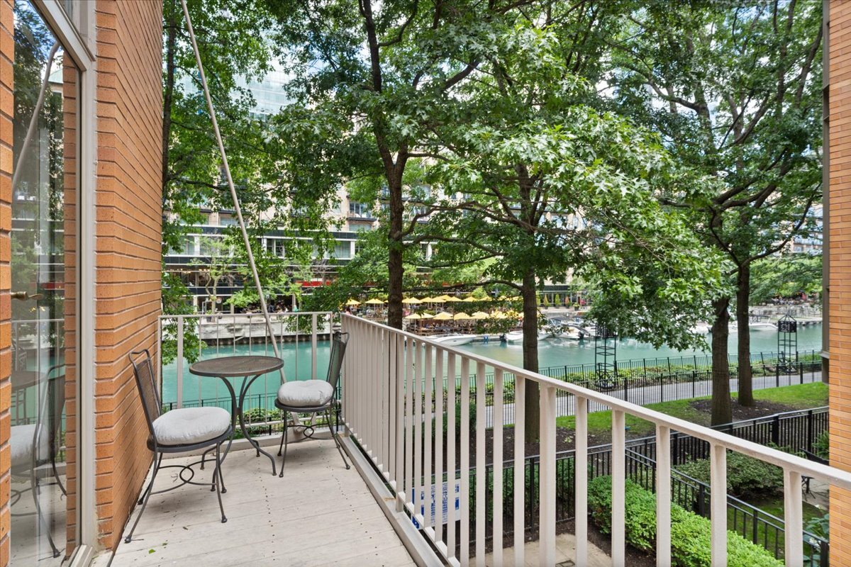 447 N McClurg Court Unit: 447