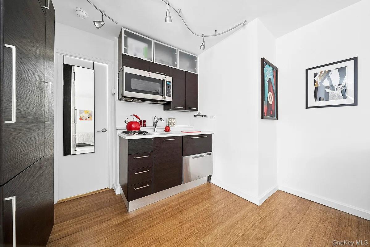 233 E 69th Street Unit: 5F