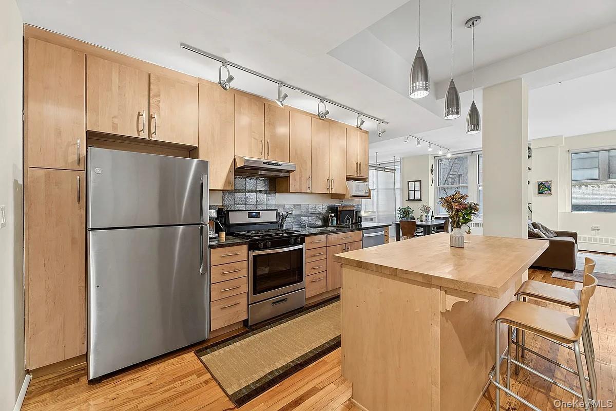 176 Broadway Unit: 12D