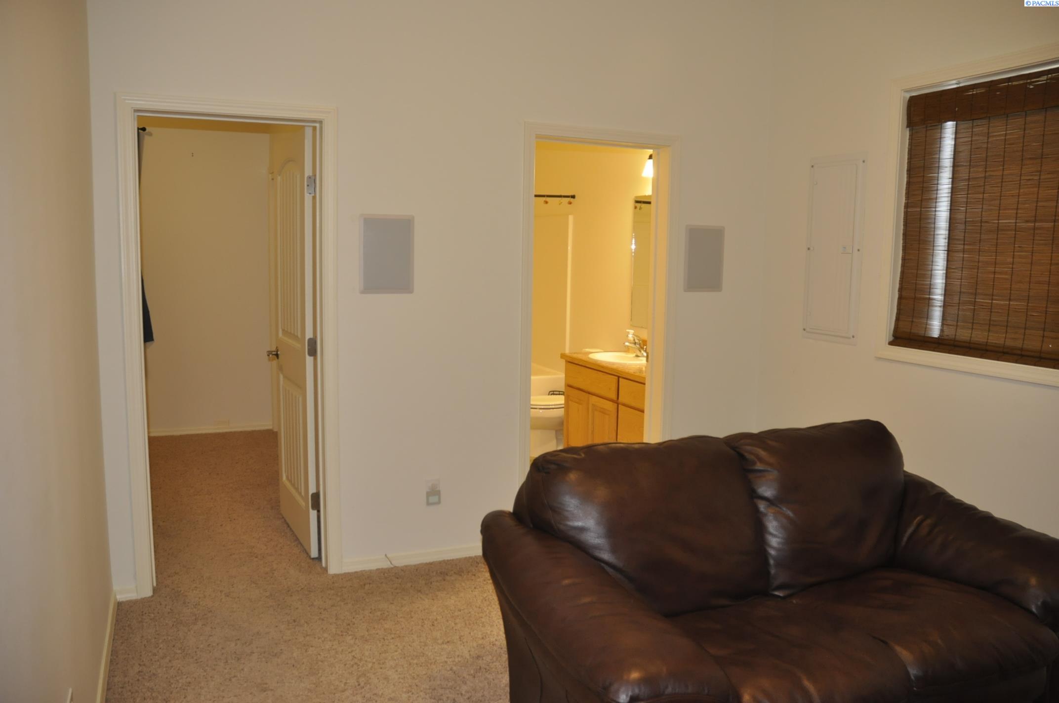 725 NW Terre View