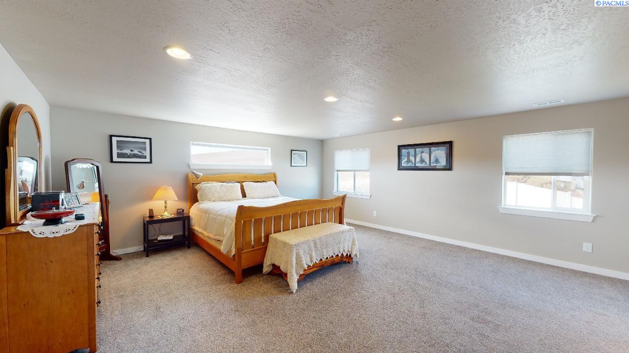 1910 SW Panorama DR