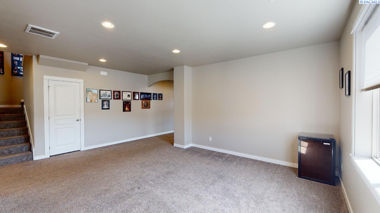 1910 SW Panorama DR