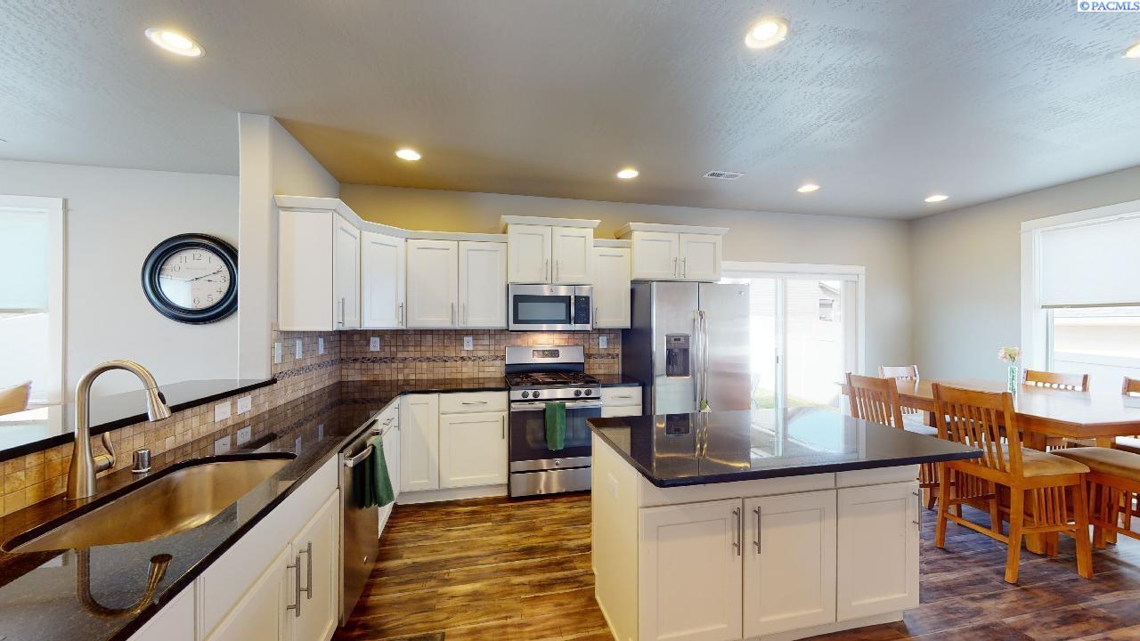 1910 SW Panorama DR