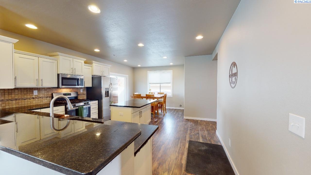 1910 SW Panorama DR
