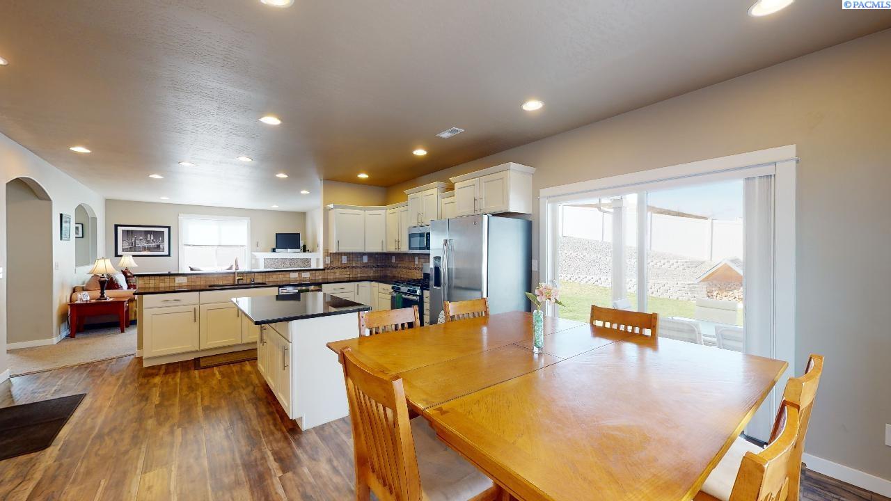 1910 SW Panorama DR