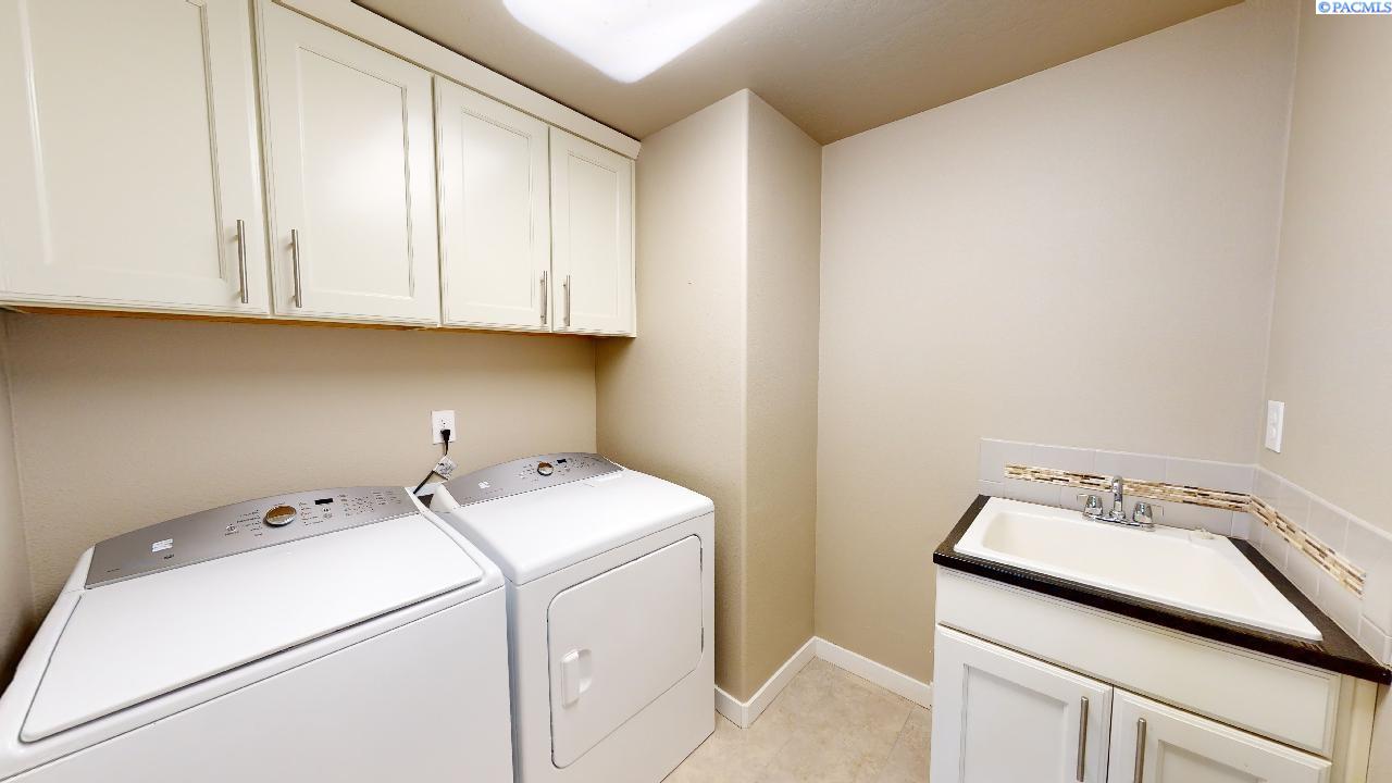 1910 SW Panorama DR