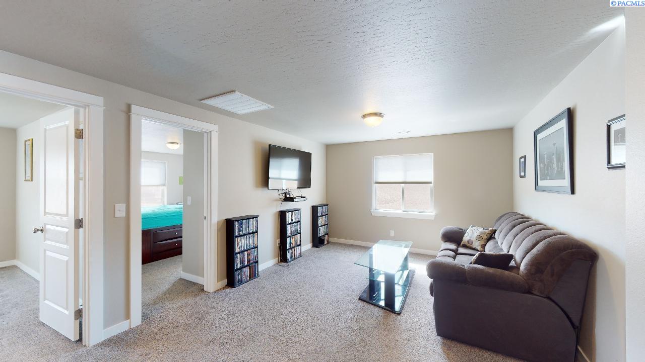 1910 SW Panorama DR