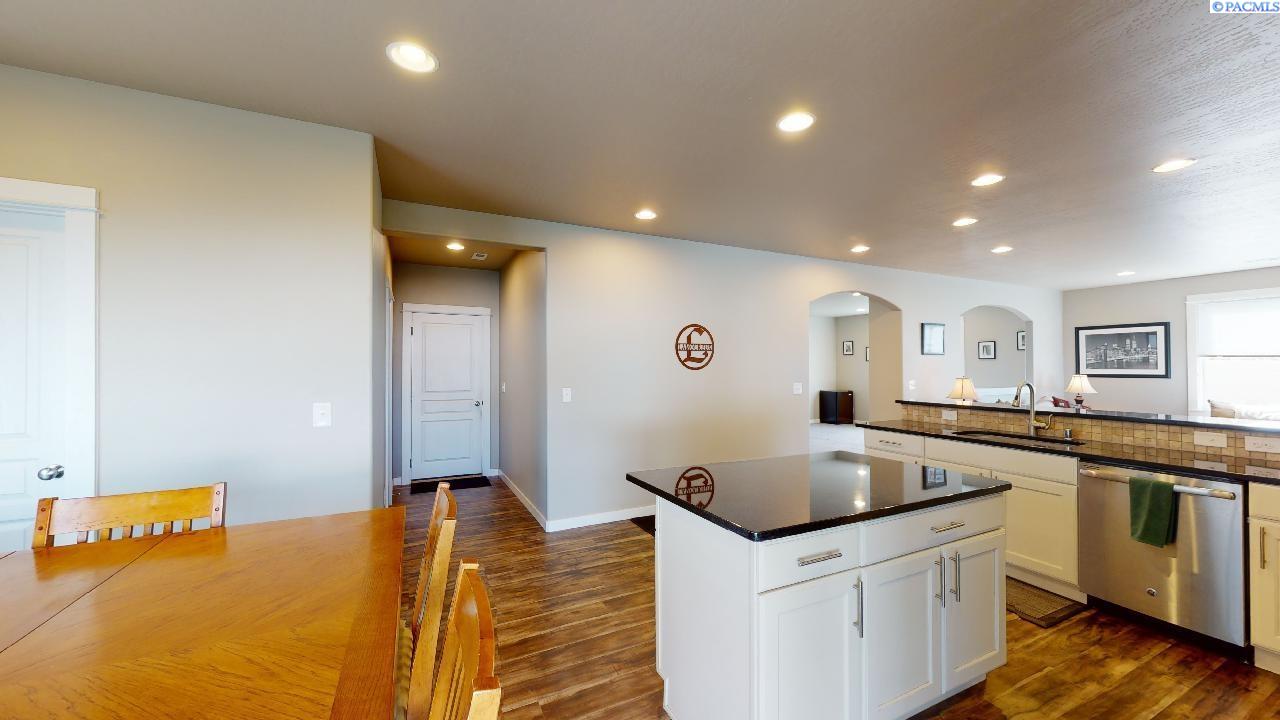 1910 SW Panorama DR