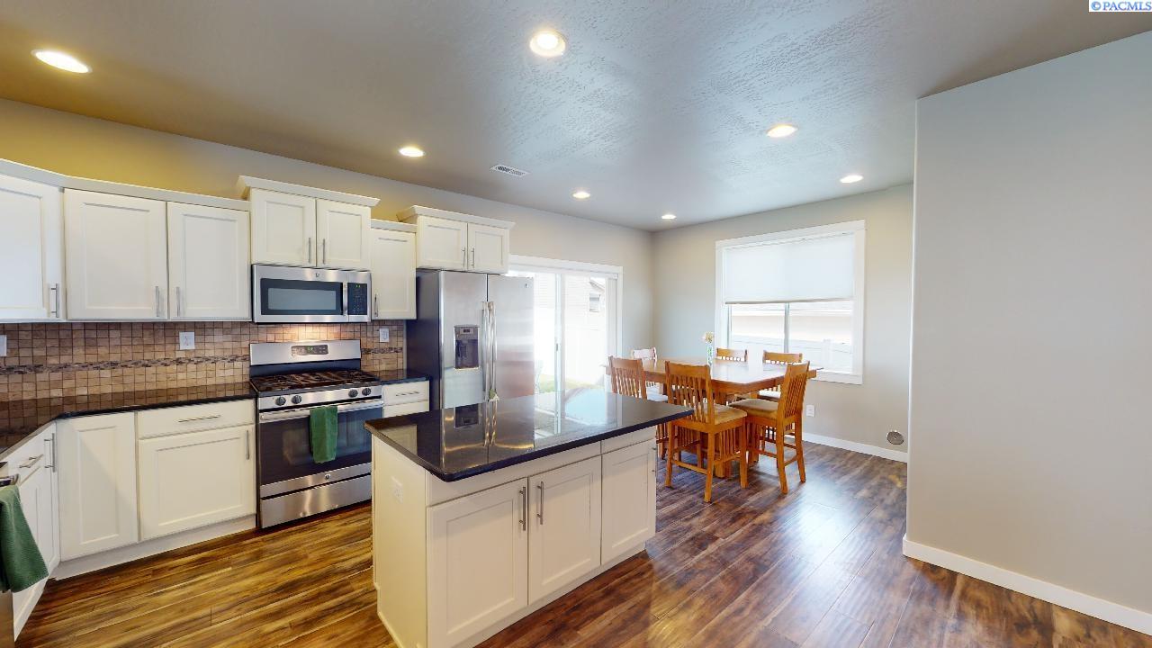 1910 SW Panorama DR