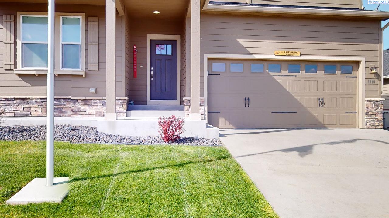 1910 SW Panorama DR