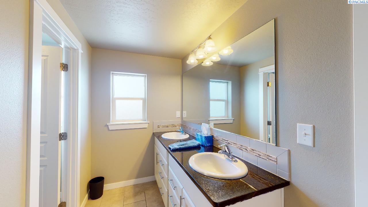 1910 SW Panorama DR