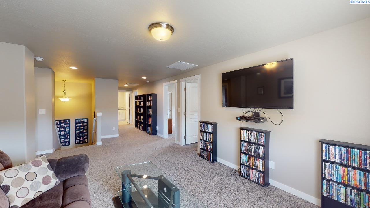 1910 SW Panorama DR