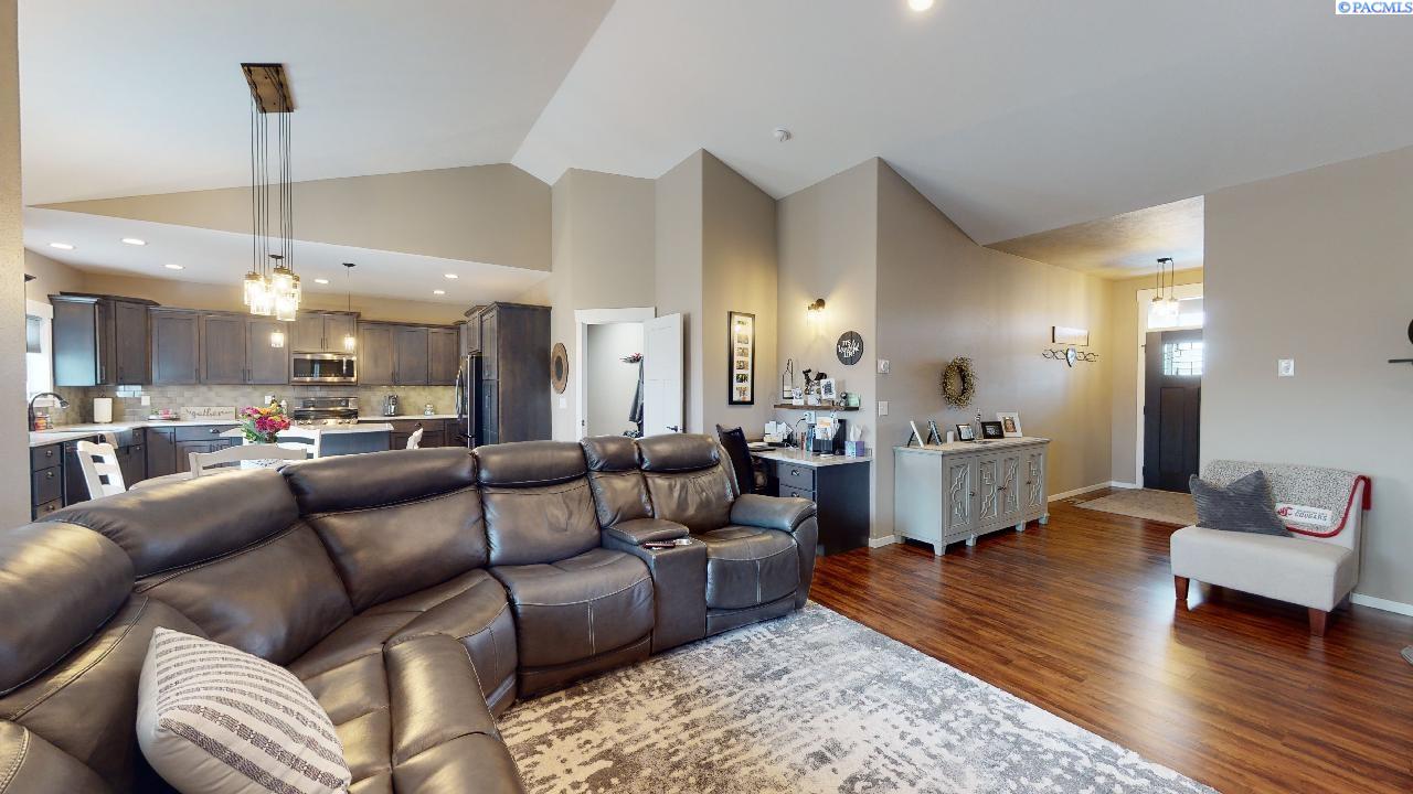 1230 SW Marcia DR