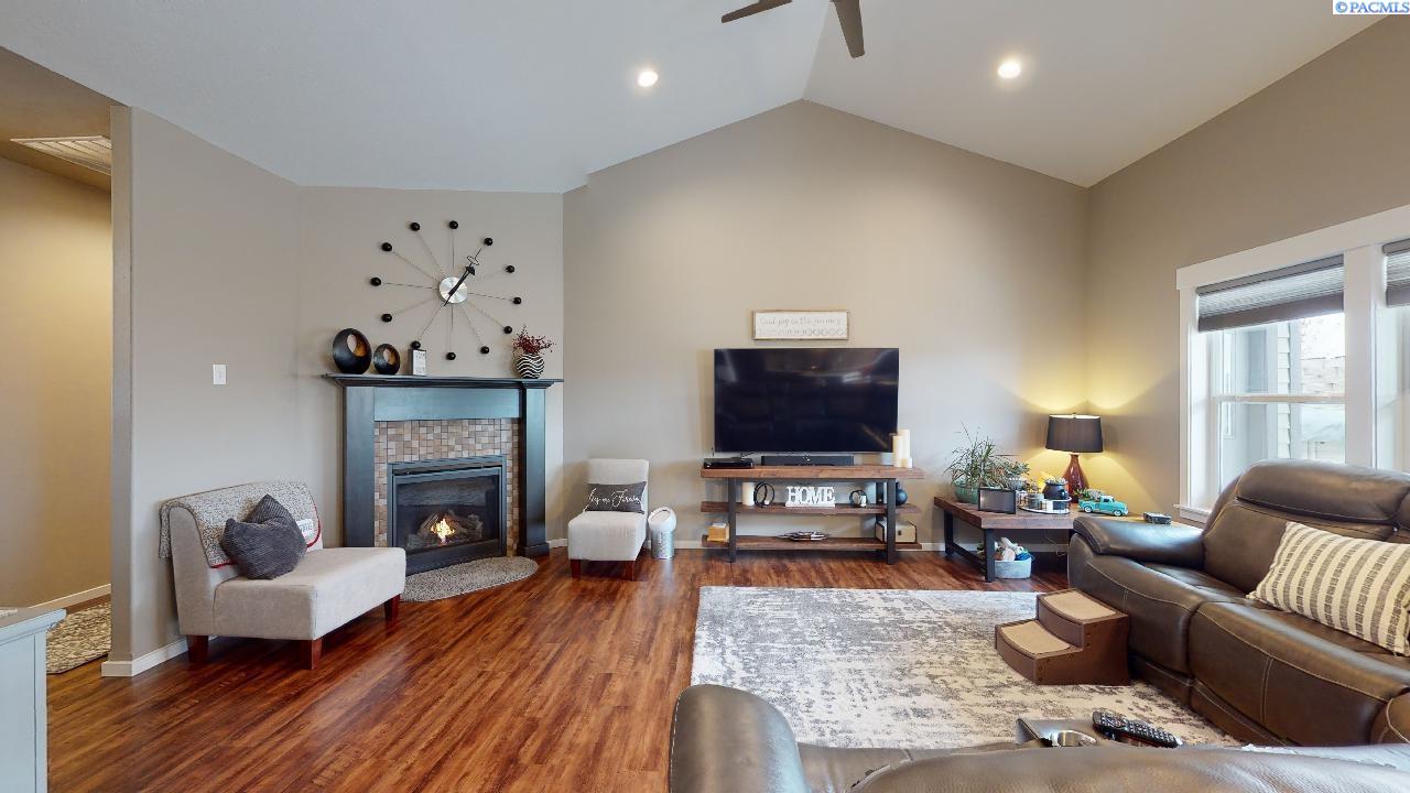 1230 SW Marcia DR