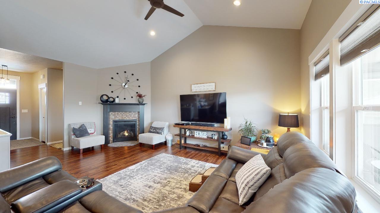 1230 SW Marcia DR