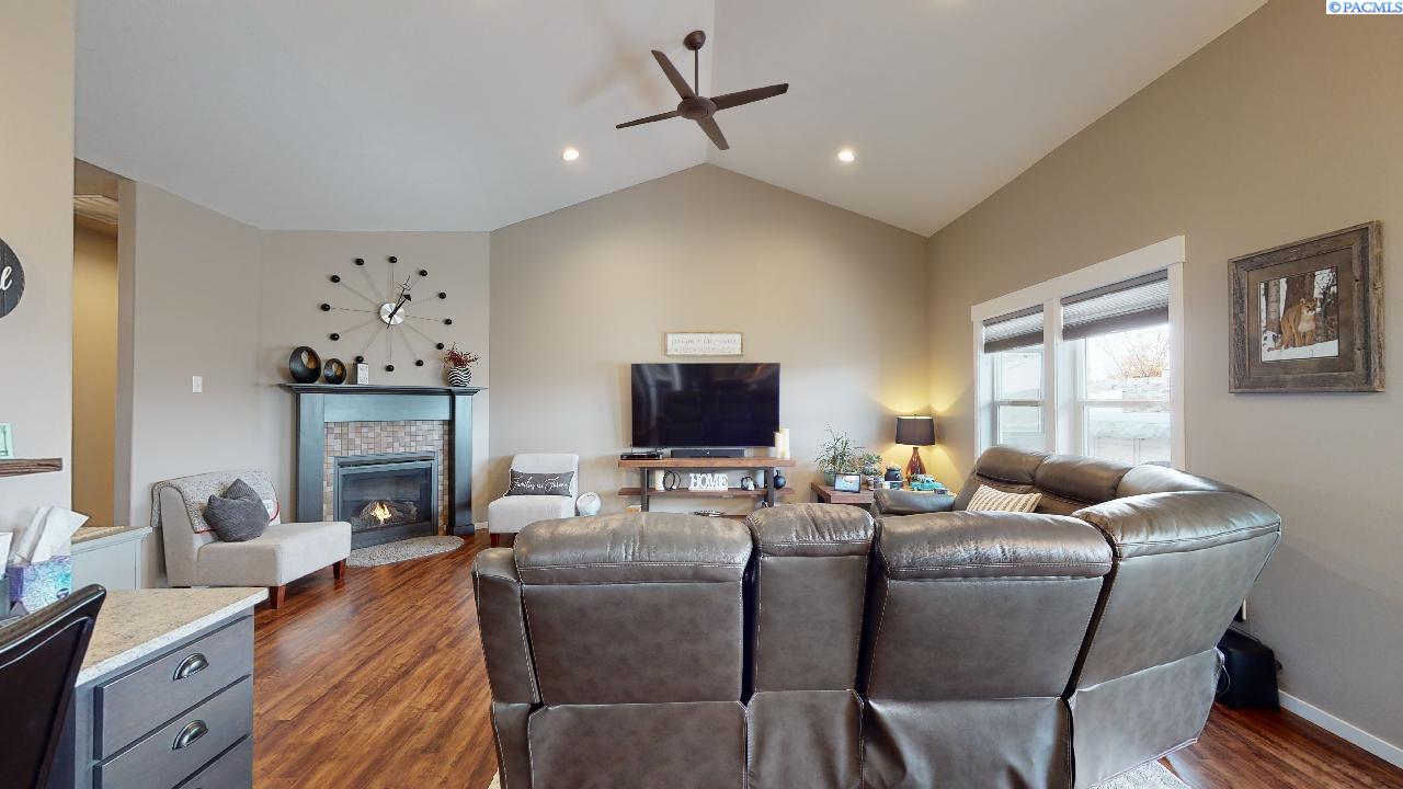 1230 SW Marcia DR