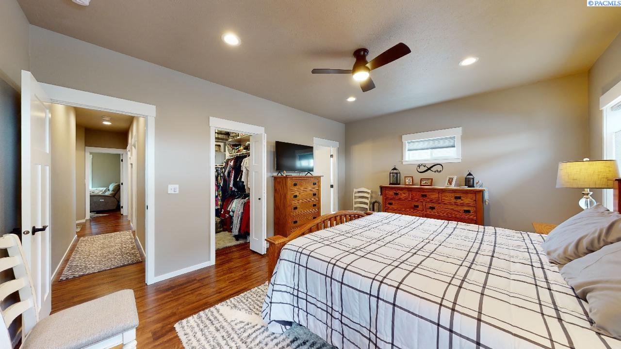 1230 SW Marcia DR