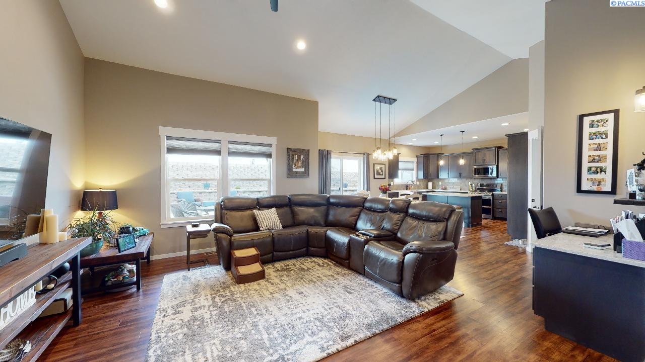 1230 SW Marcia DR