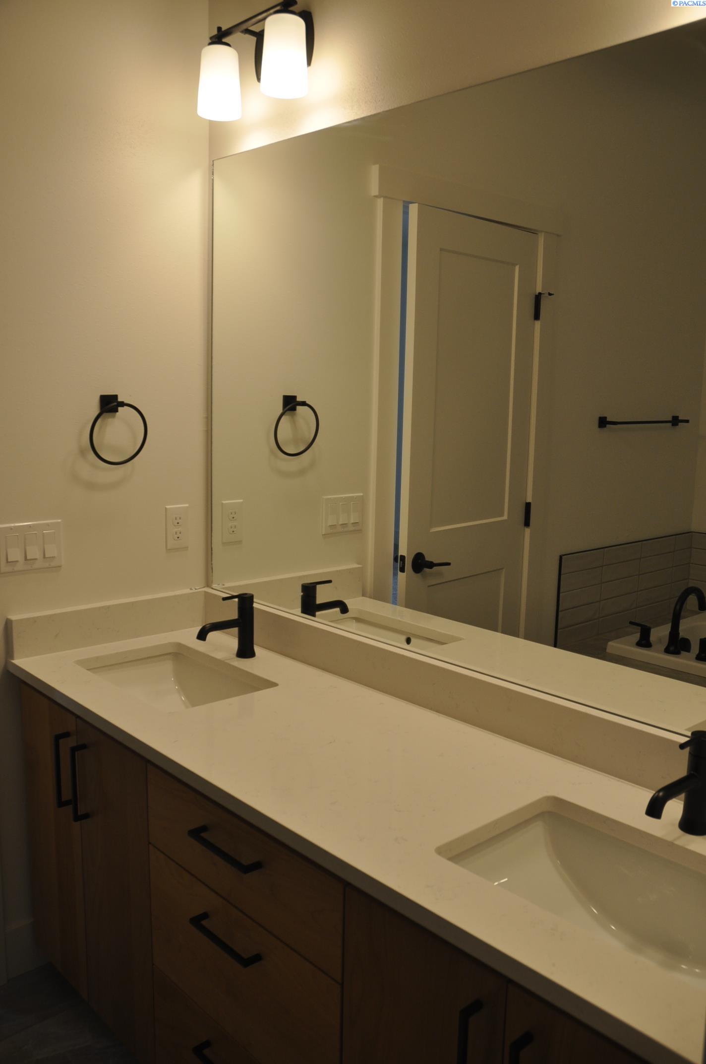 820 SW Iyla Ct. Unit Rancher w/Daylight Basement