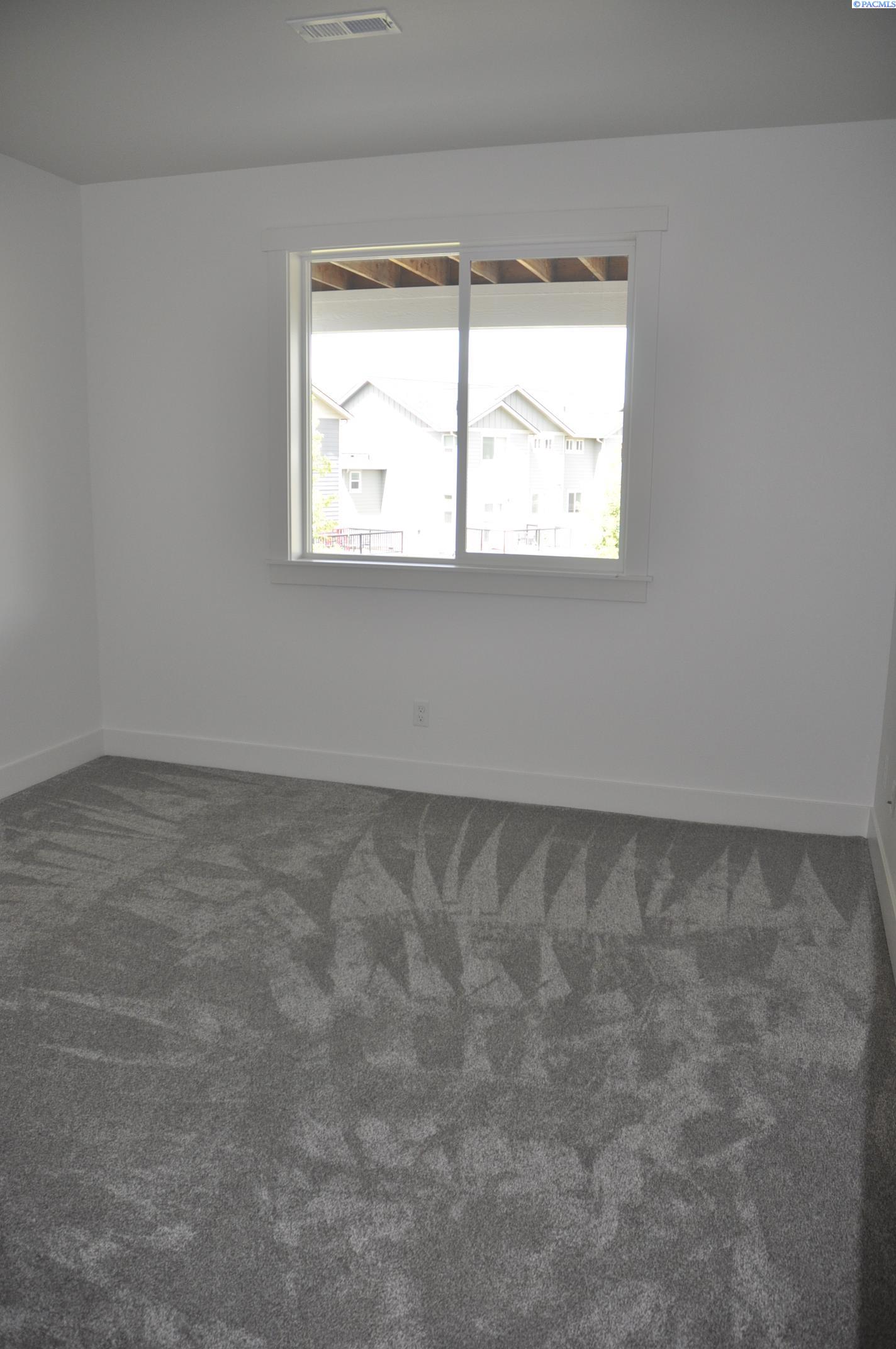 820 SW Iyla Ct. Unit Rancher w/Daylight Basement