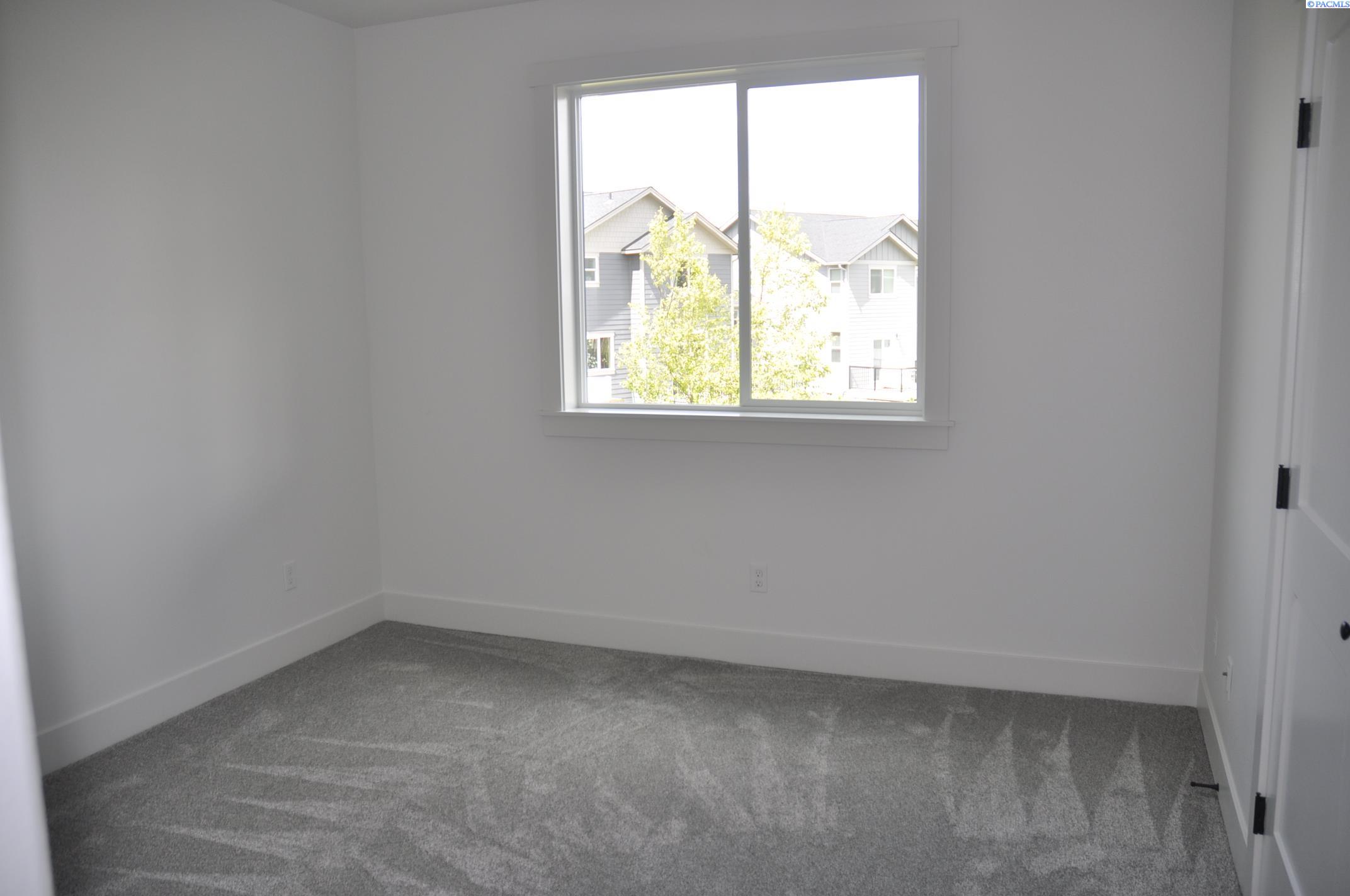 820 SW Iyla Ct. Unit Rancher w/Daylight Basement