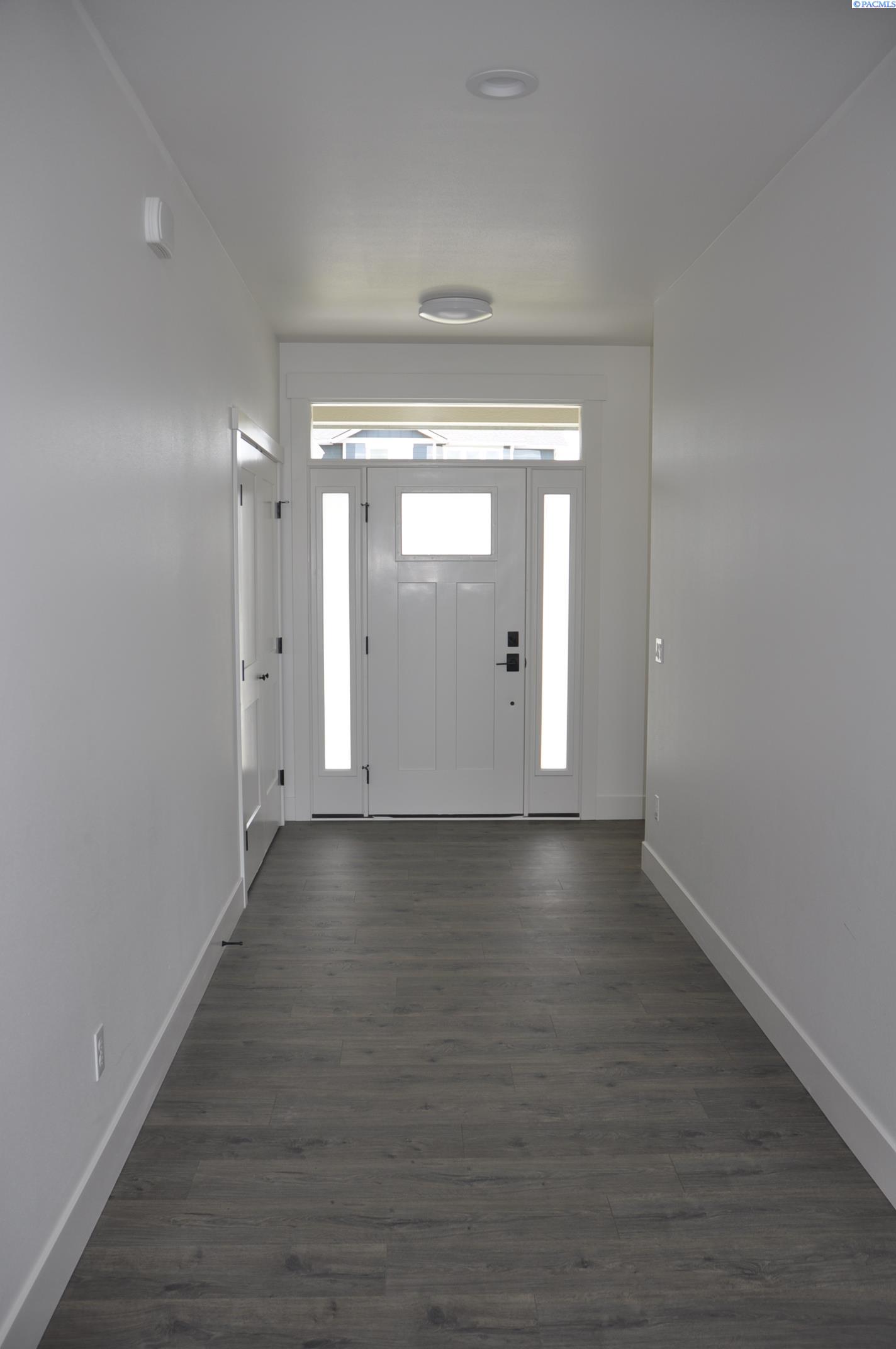 820 SW Iyla Ct. Unit Rancher w/Daylight Basement