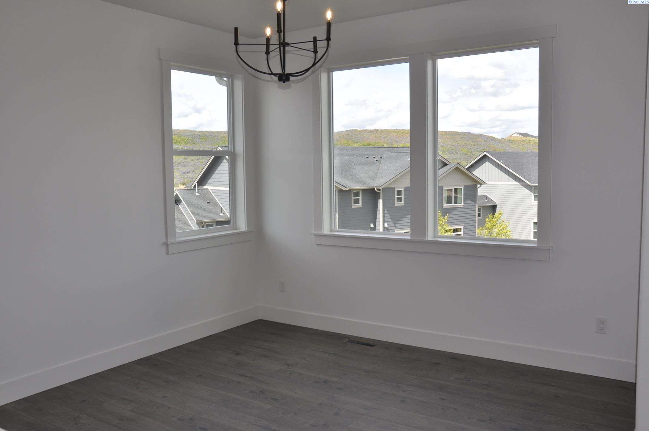 820 SW Iyla Ct. Unit Rancher w/Daylight Basement
