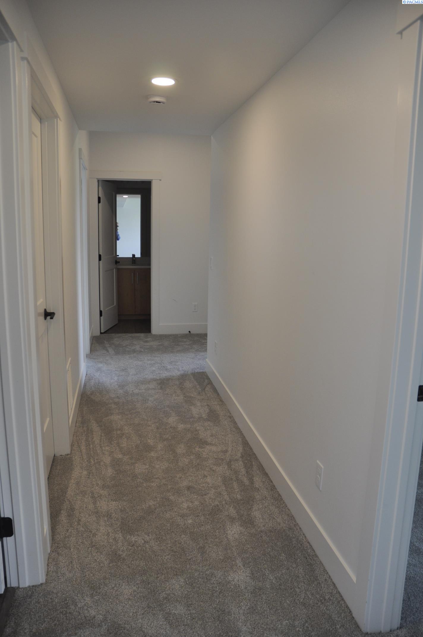 820 SW Iyla Ct. Unit Rancher w/Daylight Basement